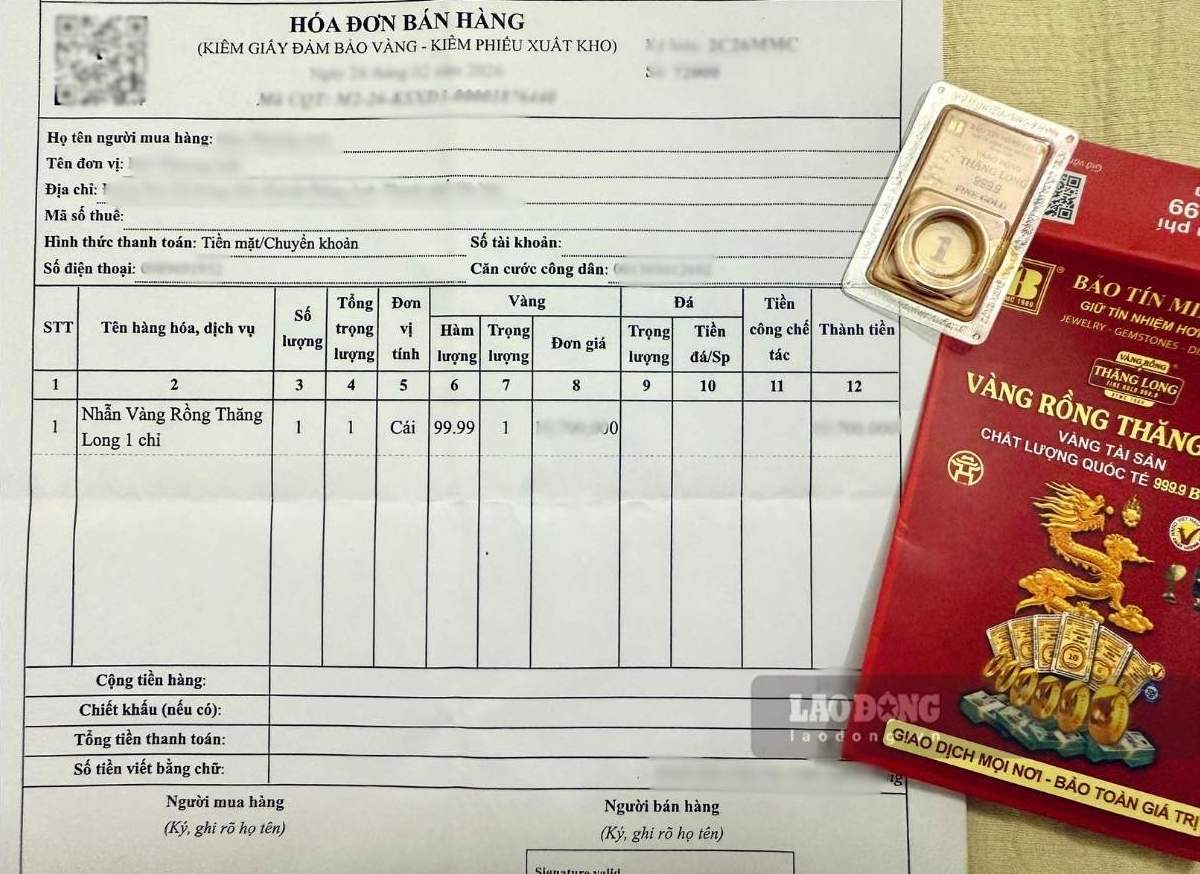 Giá vàng giảm, người dân tranh thủ mua vào. Ảnh: Linh Đan