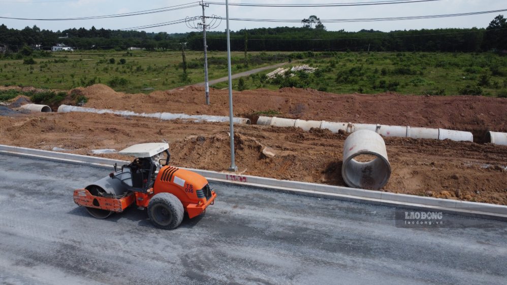 Thi công xuyên lễ 2.9 trên công trường dự án nâng cấp mở rộng đường 25B (đường Tôn Đức Thắng) đoạn từ trung tâm Nhơn Trạch ra quốc lộ 51. Ảnh: HAC