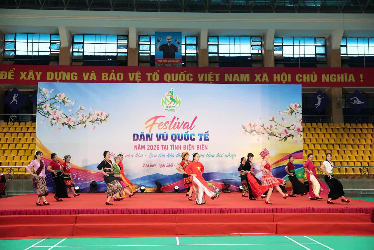 Màn trình diễn mang nhiều màu sắc của 1 câu lạc bộ. Ảnh: Sở Văn hoá, Thể thao và Du lịch tỉnh Điện Biên