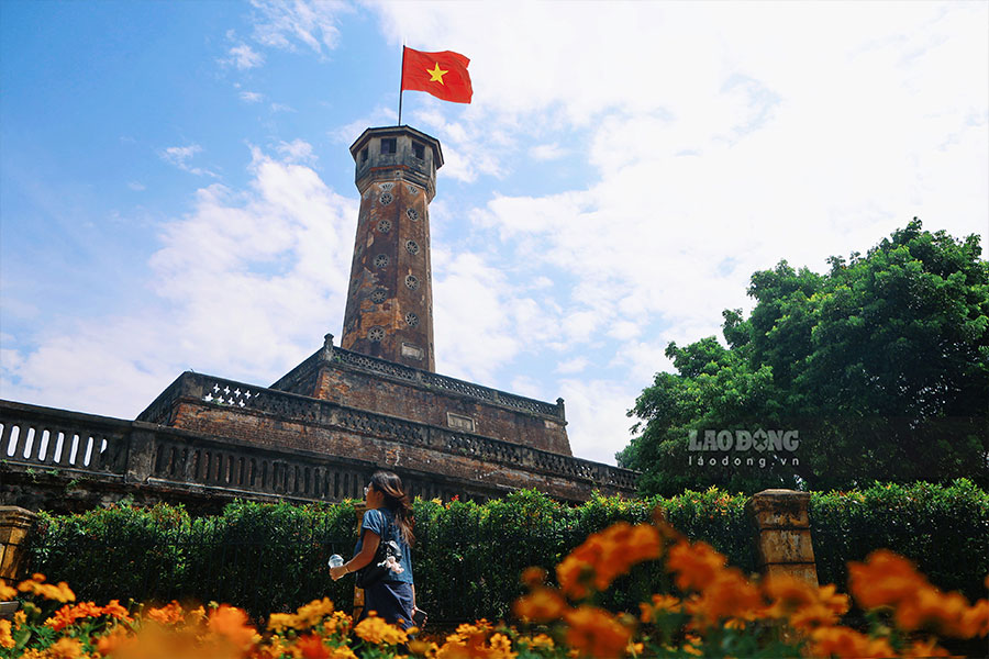 Dưới chân cột cờ Hà Nội, thảm hoa tươi cũng được trồng mới rực rỡ.