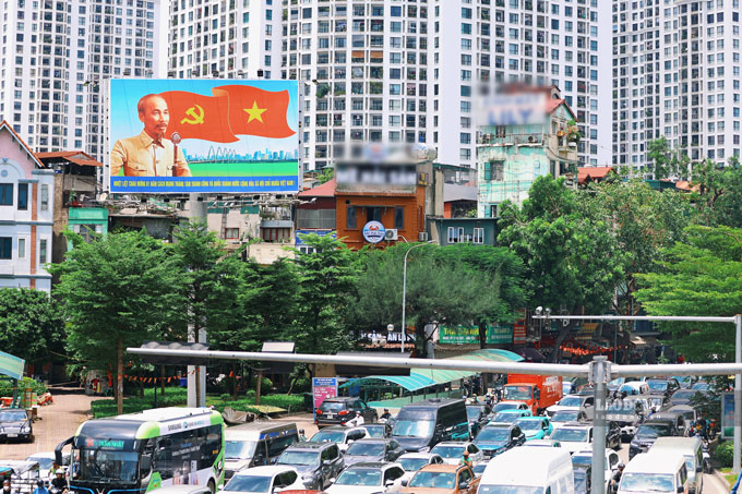 Tấm banner khổ lớn với hình ảnh Chủ tịch Hồ Chí Minh được đặt tại khu vực Ngã Tư Sở - nút giao thông trọng điểm có mật độ qua lại đông đúc.