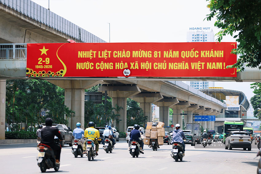 Banner lớn được đặt trên tuyến đường Nguyễn Trãi.