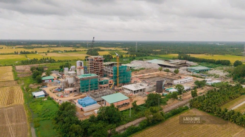 Tra Vinh solid waste and waste treatment plant in Song Loc commune, Vinh Long province is being urgently completed, reaching about 80% of the volume. Photo: Hoang Loc