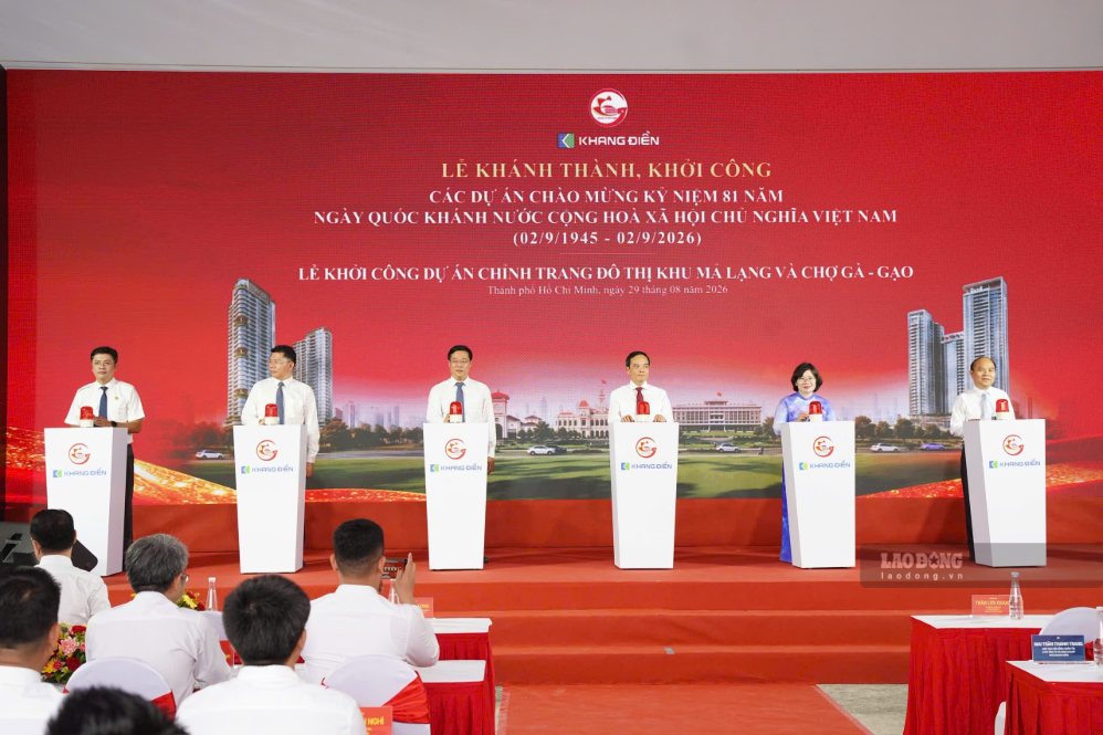 Politburo member, Secretary of the Ho Chi Minh City Party Committee Tran Luu Quang and city leaders, delegates press the button to start construction at the Ma Lang project bridge point and Ga - Gao market. Photo: Bao Chuong