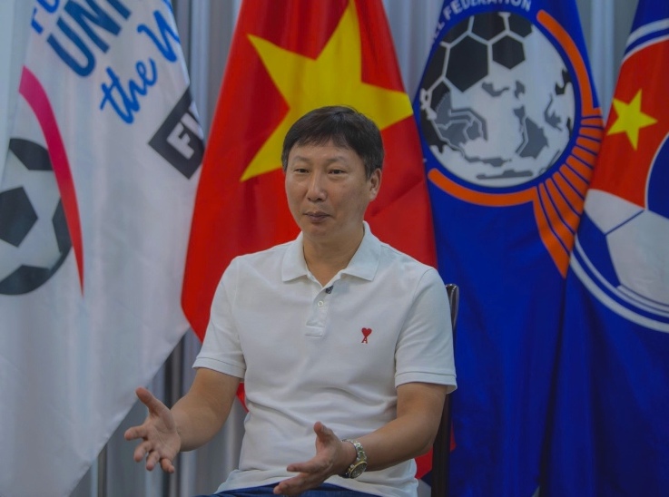 Huấn luyện viên Kim Sang-sik trong cuộc trò chuyên với phóng viên sau chức vô địch ASEAN Cup 2026. Ảnh: Việt Linh