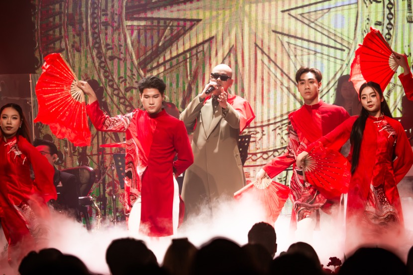 Phan Dinh Tung montre la "fierté vietnamienne" au DINH Show 2025. Photo : fournie par l'artiste