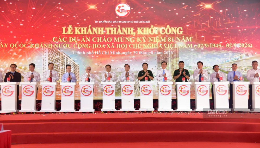 Lãnh đạo TPHCM thực hiện nghi thức khởi công, khánh thành công trình chào mừng Quốc khánh. Ảnh: Anh Tú