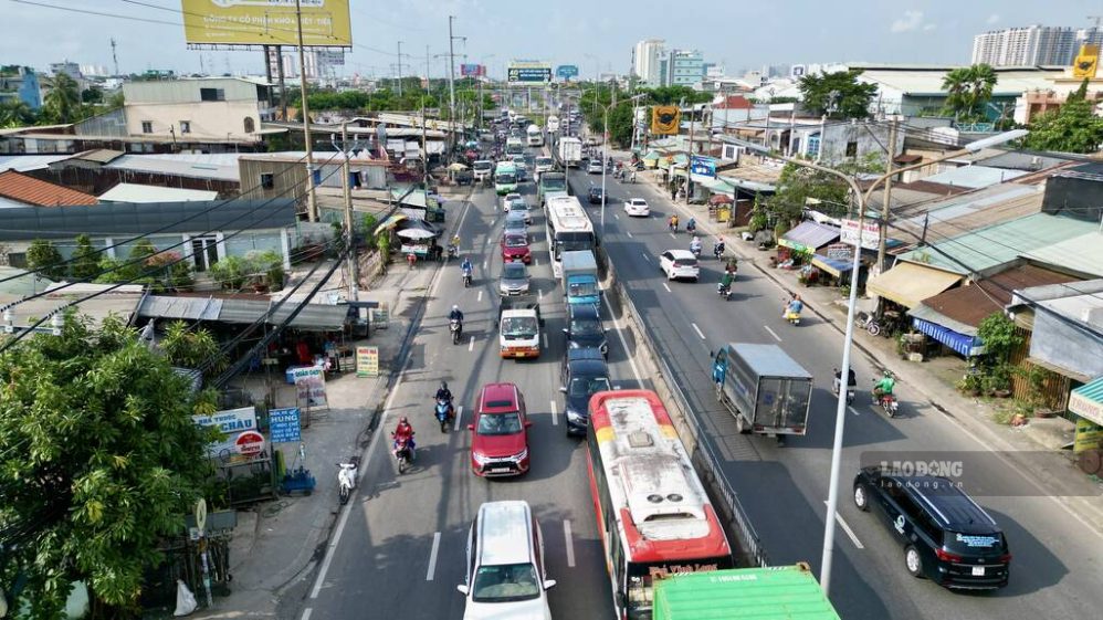 Dòng xe ùn ứ trên Quốc lộ 1 đi các tỉnh miền Tây. Ảnh: Anh Tú