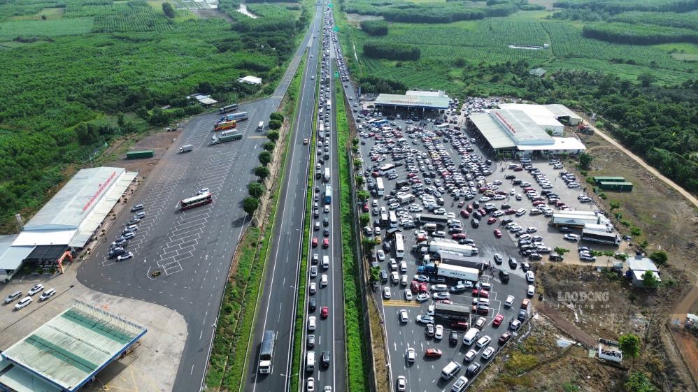 Ho Chi Minh City - Long Thanh - Dau Giay expressway stop is crowded with vehicles. Photo: HAC