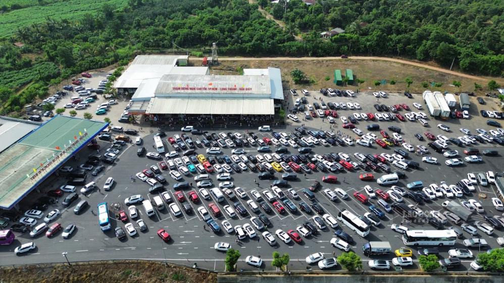Trạm dừng nghỉ cao tốc TPHCM - Long Thành - Dầu Giây hướng về Phan Thiết các phương tiện đông đúc. Ảnh: HAC