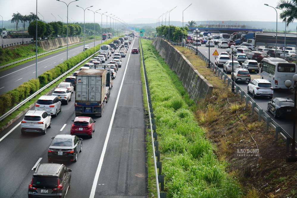 Nhiều đoạn trên cao tốc TPHCM - Long Thành - Dầu Giây ùn tắc kéo dài. Ảnh: HAC