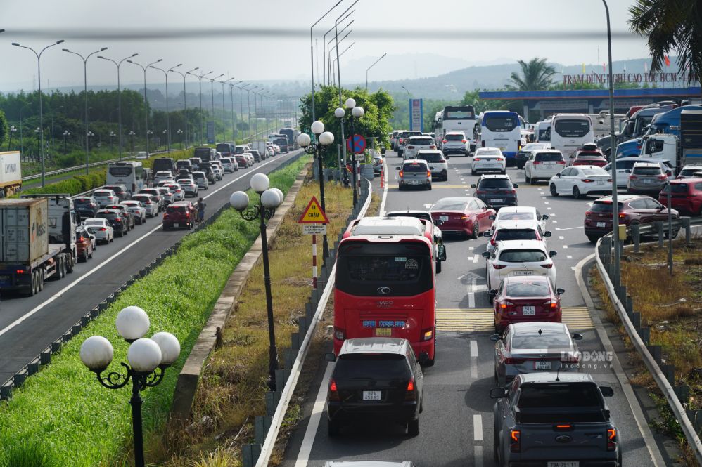 Dòng xe di chuyển chậm tại khu vực đường dẫn trên cao tốc. Ảnh: HAC