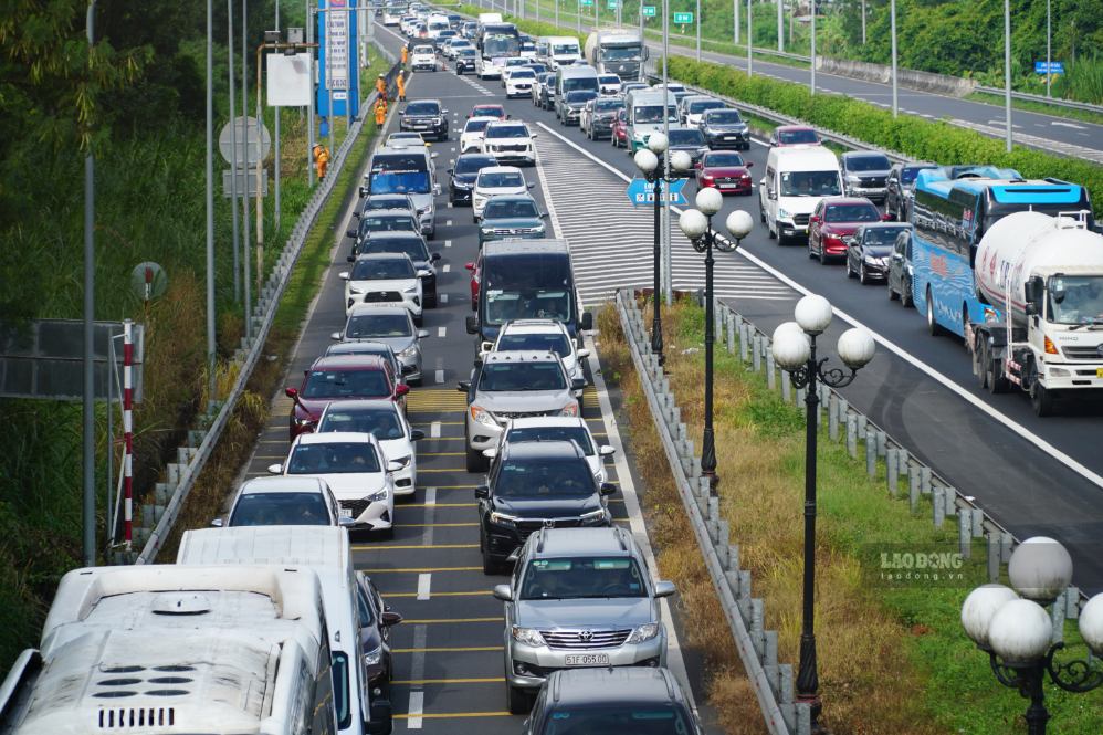 Dòng xe kéo dài vào trạm dừng nghỉ trên cao tốc TPHCM - Long Thành - Dầu Giây. Ảnh: HAC
