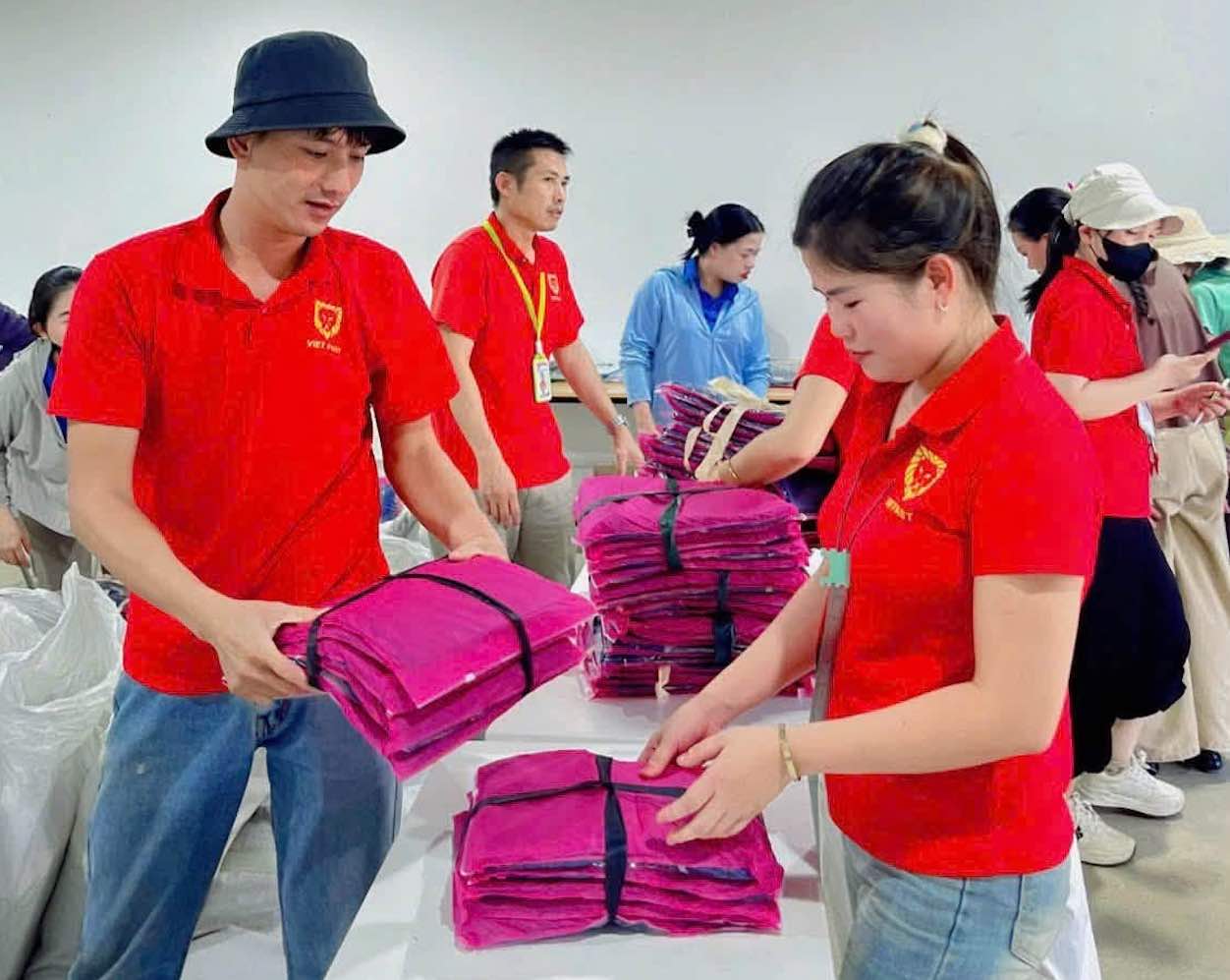 Viet Fast労働組合は、実用的な贈り物で組合員をケアしています。写真:ゲアン労働組合