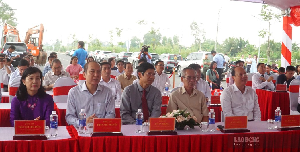 Lãnh đạo, nguyên lãnh đạo tỉnh Cà Mau dự lễ khởi công. Ảnh: Nhật Hồ.