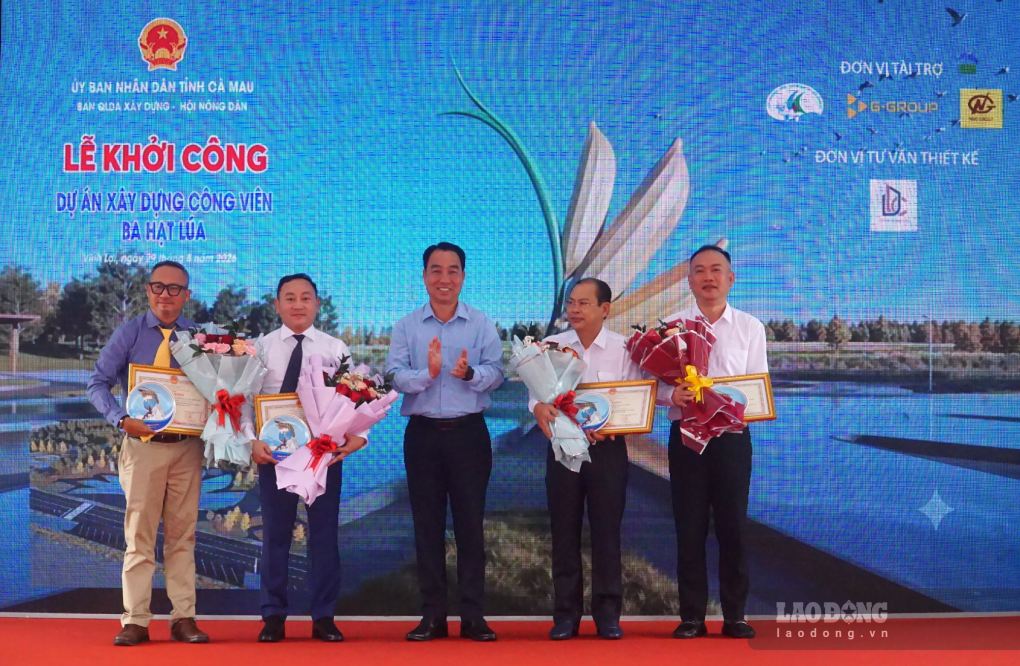 Chủ tịch UBND tỉnh Cà Mau Lữ Quang Ngời tặng hoa cho các nhà tài trợ. Ảnh: Nhật Hồ.