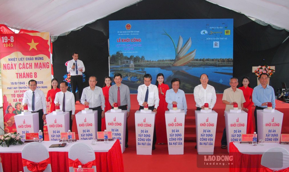 Secretary of the Ca Mau Provincial Party Committee Nguyen Ho Hai and leaders, former leaders of the Party and State perform the groundbreaking ceremony of Ba Hat Lua Park. Photo: Nhat Ho.