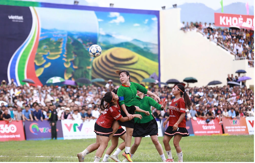 부이티홍의 근거리 헤딩슛으로 룩옌이 2-1로 앞서 나갔습니다. 사진: 조직위원회 제공
