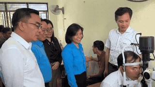 Medical examination and health care for 500 union members and workers in Quang Tri. Photo: Thanh Trung