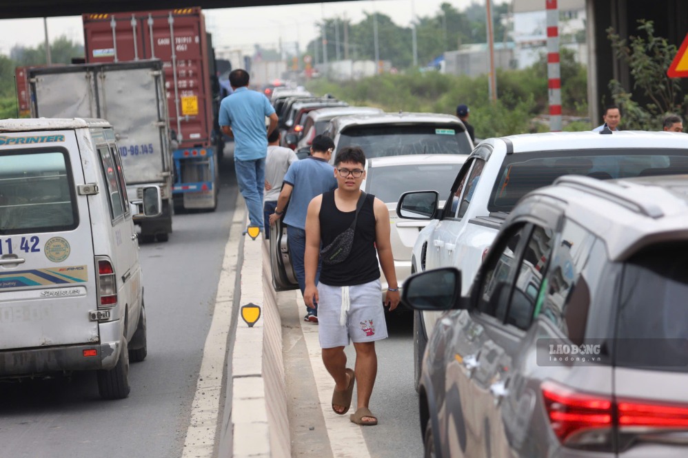 Traffic jam on Ring Road 2 HCMC. Photo: Anh Tu