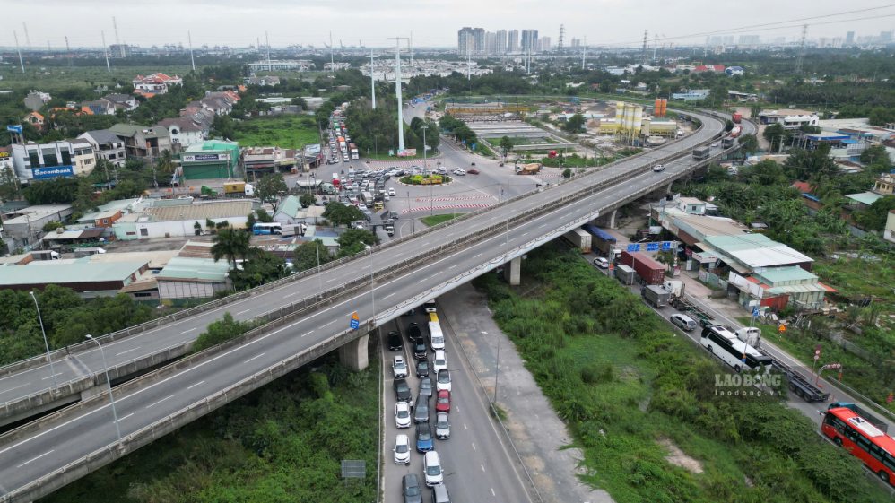 Tại vòng xoay Phú Hữu, dòng xe ken đặc, nhích từng chút qua nút giao. Ảnh: Anh Tú