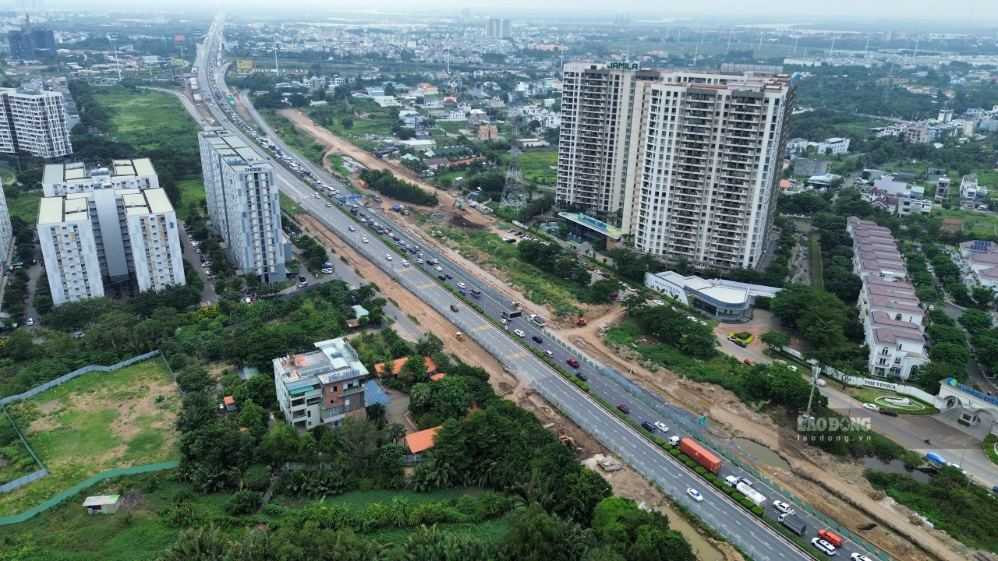 Dòng xe ùn ứ trên đường dẫn lên cao tốc TPHCM - Long Thành - Dầu Giây. Ảnh: Anh Tú