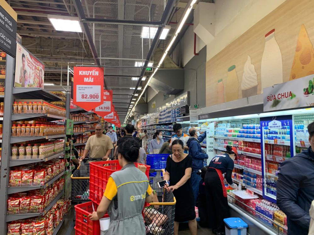 Các chương trình khuyến mãi dịp 2.9 thu hút người dân mua sắm.