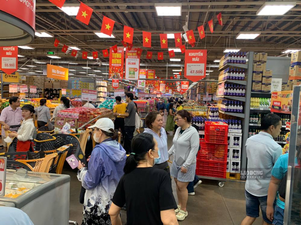 Các quầy thực phẩm tươi sống thu hút đông khách. Ảnh: Thái Bảo