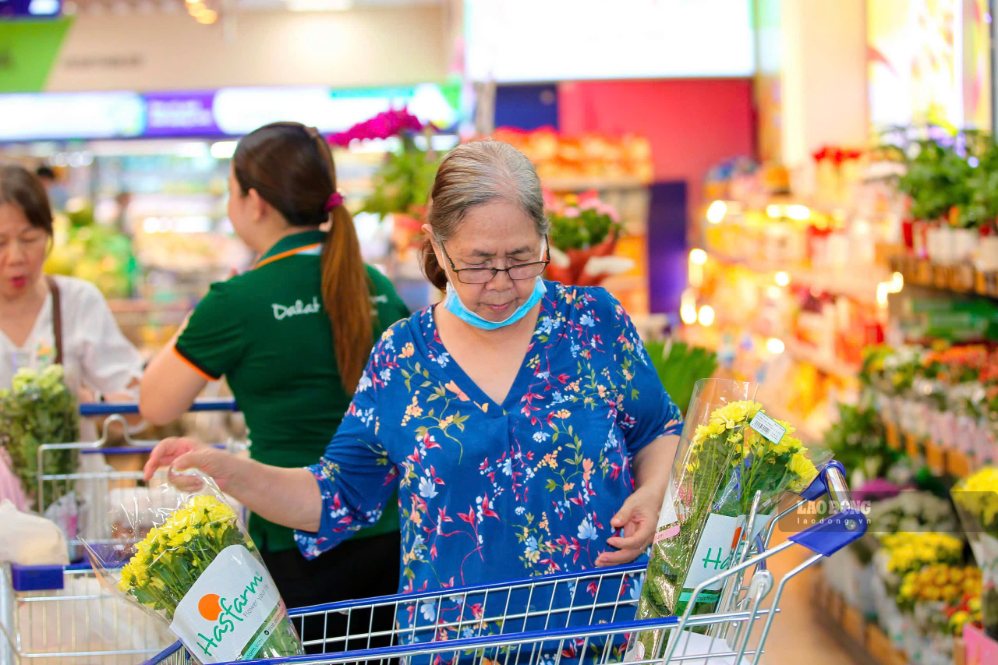 Nhiều gia đình tranh thủ mua thực phẩm, đồ uống phục vụ kỳ nghỉ lễ. Ảnh: Thái Bảo