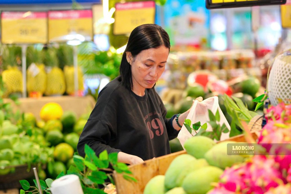 Khách hàng tấp nập mua sắm tại siêu thị trong ngày đầu nghỉ lễ 2.9. Ảnh: Thái Bảo