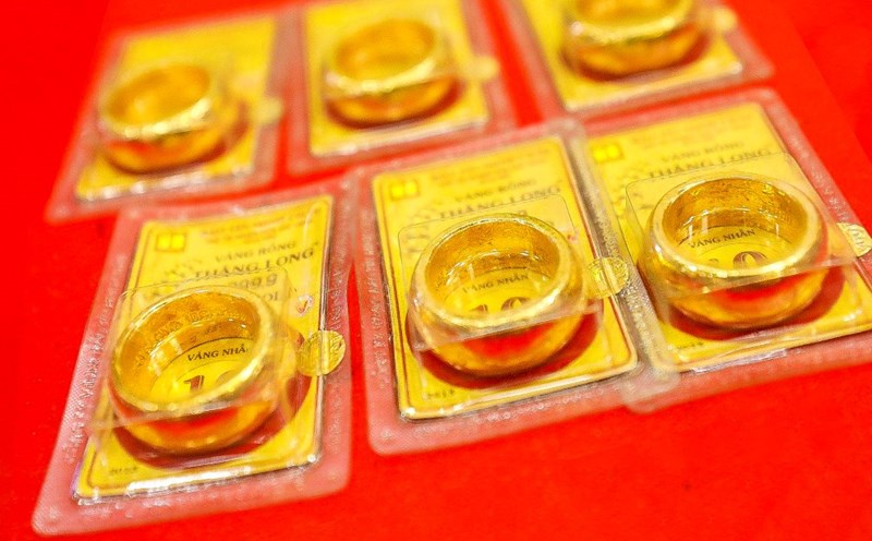 World gold prices plummeted by more than 3% as US interest rate expectations changed, the USD and bond yields both increased sharply. Photo: Phan Anh