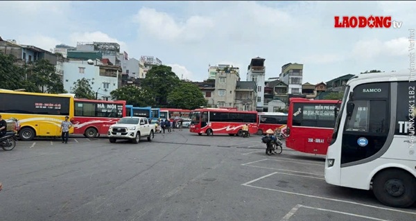 Ngày đầu kỳ nghỉ lễ Quốc khánh 2.9, lượng khách tại các bến xe lớn ở Hà Nội chỉ nhỉnh hơn ngày thường. Ảnh: Minh Hạnh
