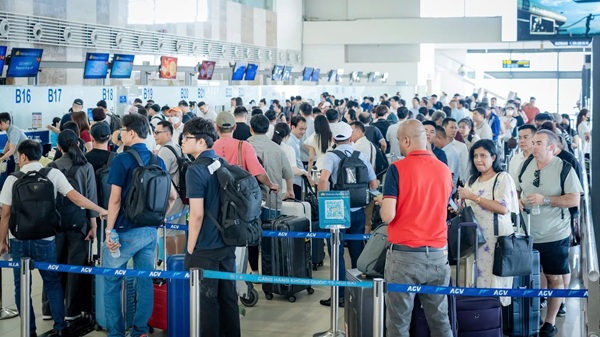 Dù lưu lượng hành khách ở mức cao, việc chủ động phân luồng từ xa và tăng cường nhân lực tại các điểm chốt đã giúp khu vực làm thủ tục, điểm kiểm tra an ninh và cửa ra tàu bay duy trì sự thông thoáng, trật tự. Ảnh: Phan Công/Cảng Nội Bài