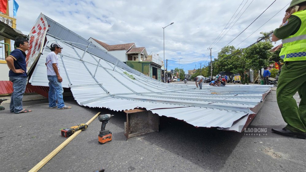 Corrugated iron roof blown off by strong winds, falling onto the road. Photo: Han Nguyen