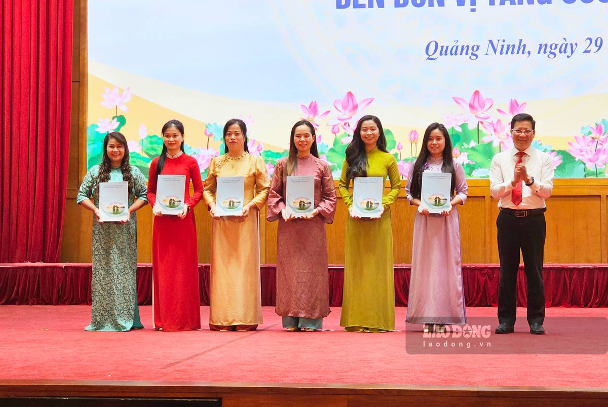 Leaders of Quang Ninh Department of Education and Training present decisions to teachers working in remote and isolated areas. Photo: Doan Hung