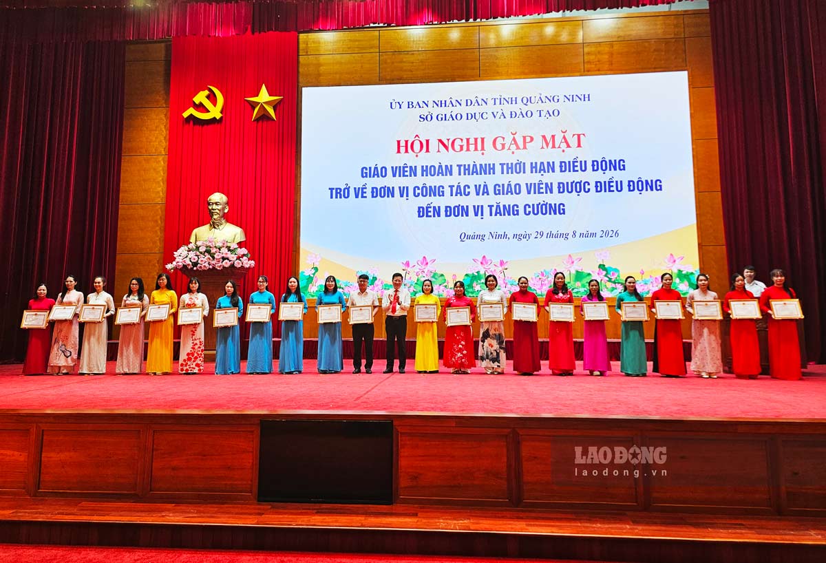 Lãnh đạo Sở Giáo dục và Đào tạo Quảng Ninh trao giấy khen cho các giáo viên hoàn thành 