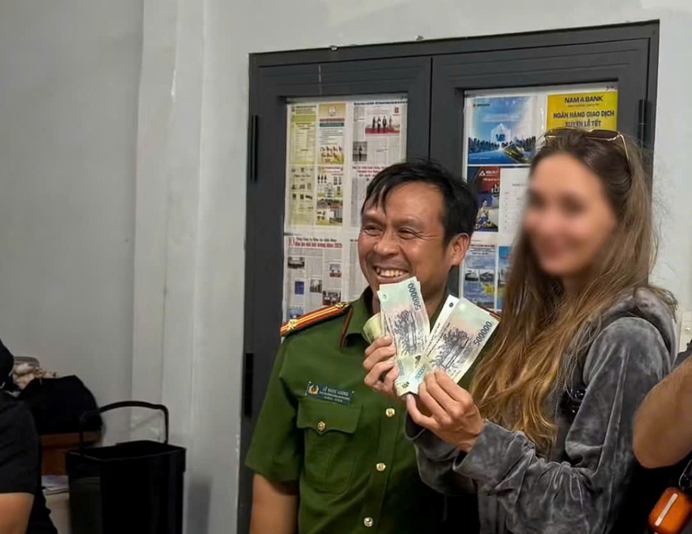 La policía devuelve dinero a una turista occidental después de ser estafada por un taxista. Foto: S.C