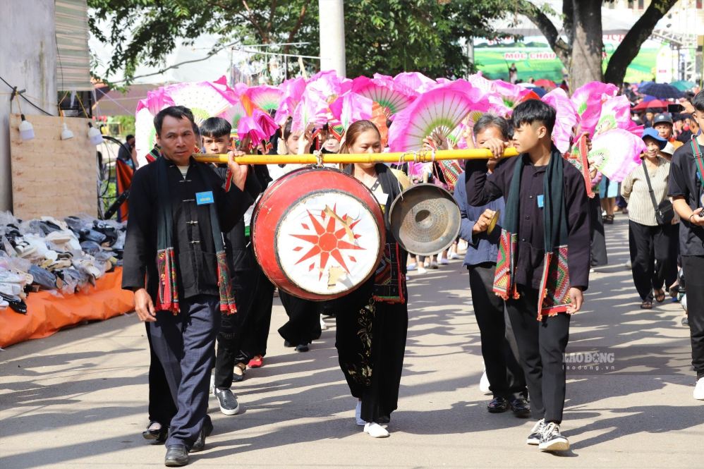 Tết độc lập ở Mộc Châu thu hút khách du lịch. Ảnh: Khánh Linh