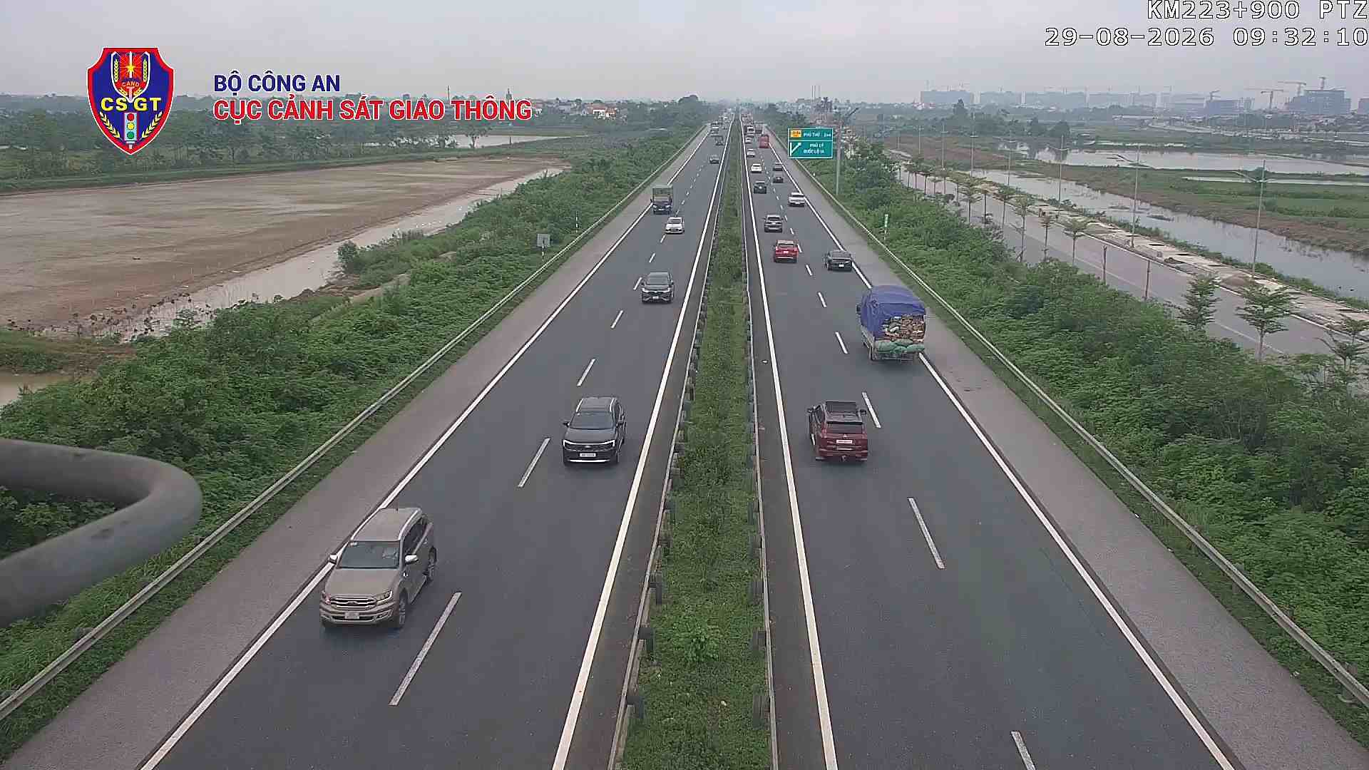 Vehicles comply well with regulations on safe distance on the Phap Van - Cau Gie expressway. Photo: Traffic Police Department