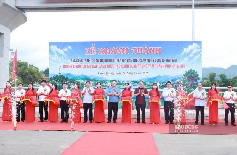 Các đại biểu dự lễ khánh Dự án đập dâng tạo cảnh quan trung tâm Hà Giang. Ảnh: Đức Thắng
