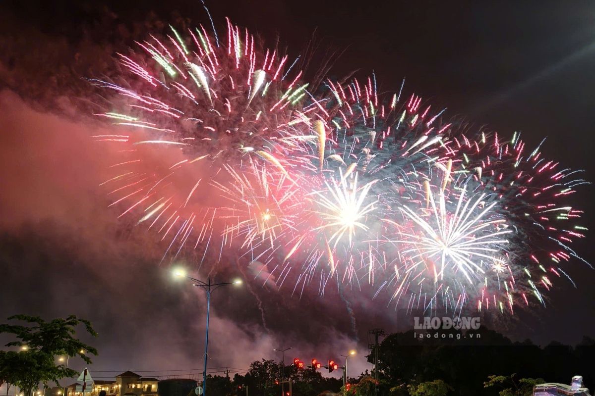 Tourists coming to Vung Tau during the September 2nd holiday can enjoy up to 3 nights of high-altitude fireworks. Photo: Thanh An