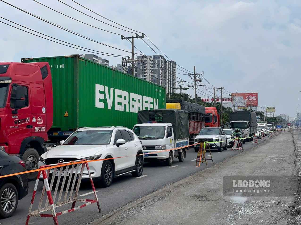 Phương tiện nối đuôi nhau nhích từng chút một trên Quốc lộ 13. Ảnh: Đình Trọng