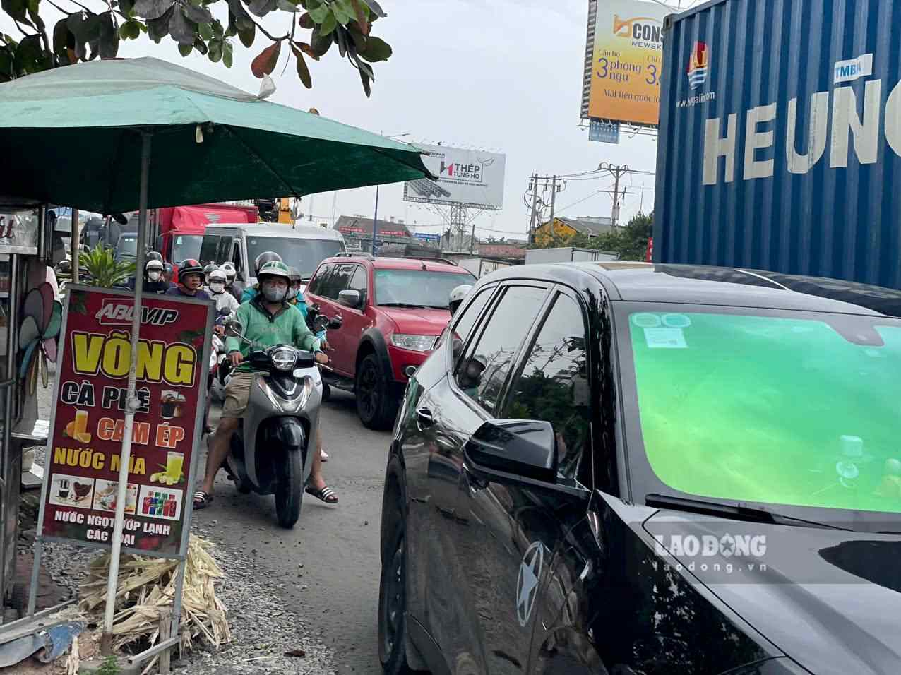 Đoạn qua trạm thu phí Lái Thiêu bị ùn ứ do mặt đường lưu thông nhỏ hẹp. Ảnh: Đình Trọng