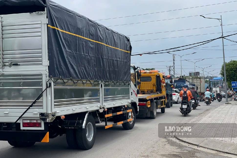 Đường ĐT 743B giao cắt với Quốc lộ 13 cũng bị ùn ứ. Ảnh: Đình Trọng