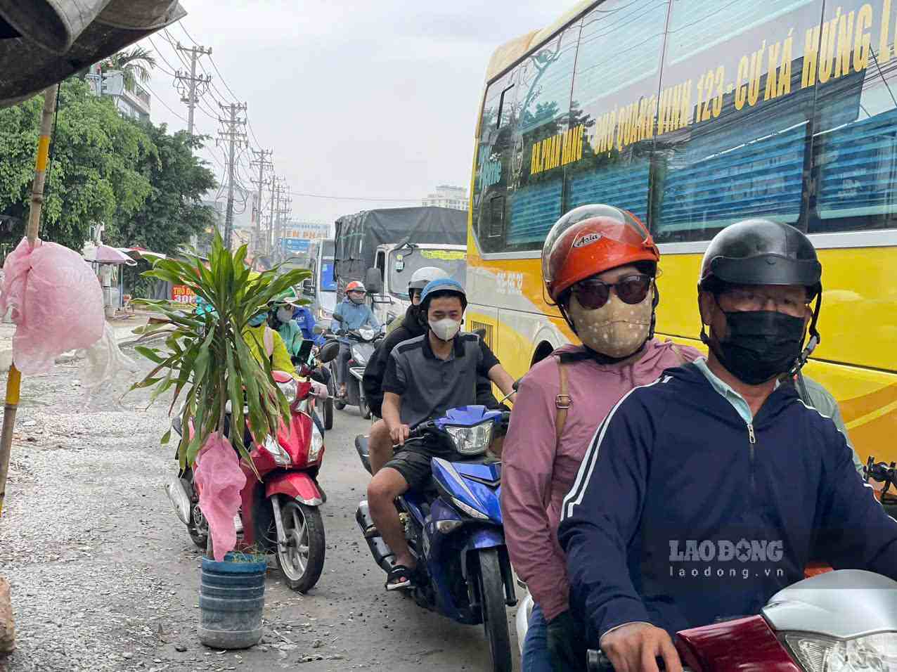 Dòng phương tiện nhích từng chút một qua đoạn ùn ứ. Ảnh: Đình Trọng