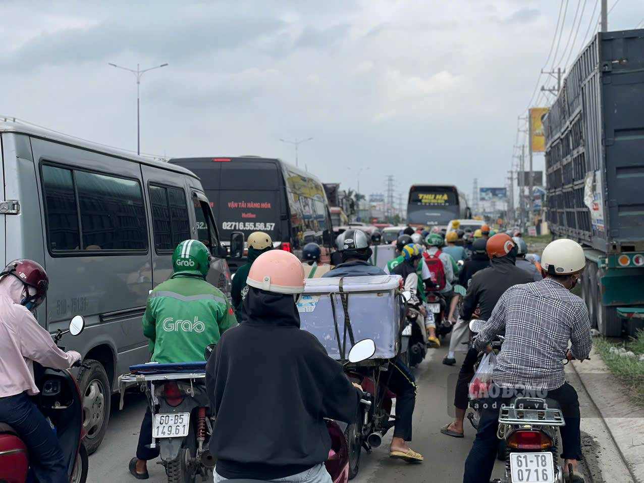 La Carretera Nacional 13 está congestionada durante mucho tiempo en el tramo que atraviesa el barrio de Lai Thieu. Foto: Dinh Trong
