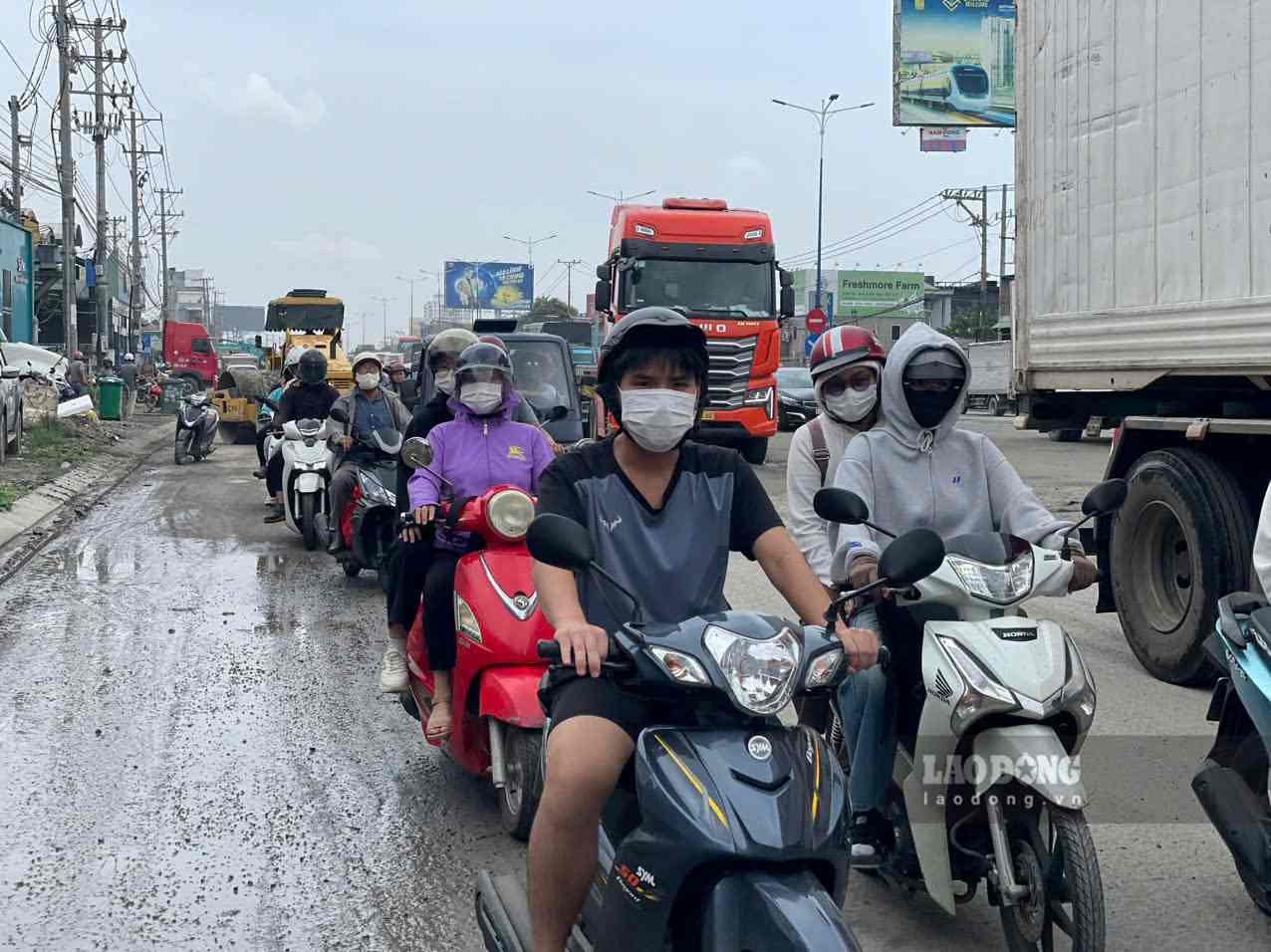 Đoạn gần ngã tư cầu Ông Bố ùn ứ nghiêm trọng. Ảnh: Đình Trọng
