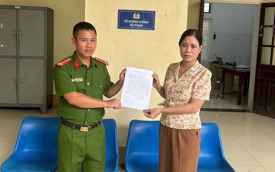 Police hand over minutes of receiving mistakenly transferred money back to people in Phu Tho. Photo: Phu Tho Provincial Police