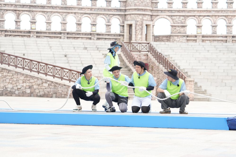 Trấn Thành tham gia cuộc đua kéo co với 6 vòng đấu trong nhiệm vụ “đoạt lực”. Ảnh: Nghệ sĩ cung cấp