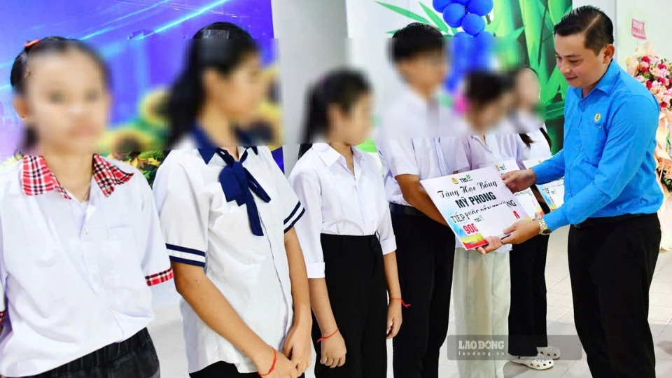 Activities to care for and award scholarships to workers' children are concerned by Vinh Long Trade Union levels. Photo: Hoang Loc
